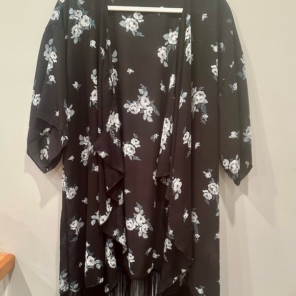 LuLaRoe Black Floral Fringe Kimono Dark Floral Layer Cover Up Sz L - Picture 5 of 7